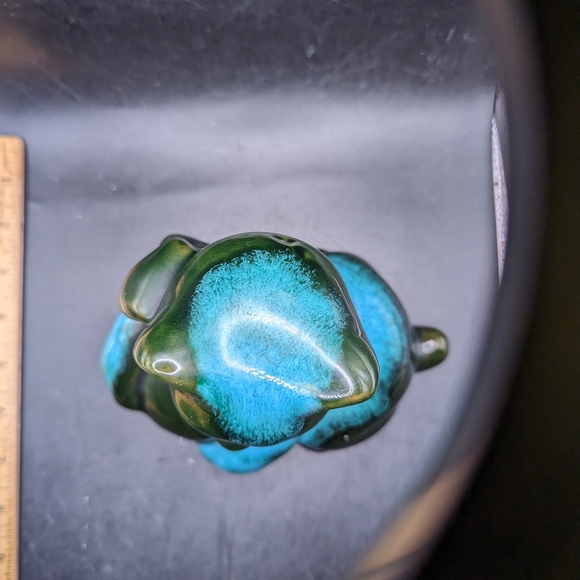 Charming Blue Mountain Pottery Cat and Ball of Yarn Figurine Black and Teal - Picture 5 of 10